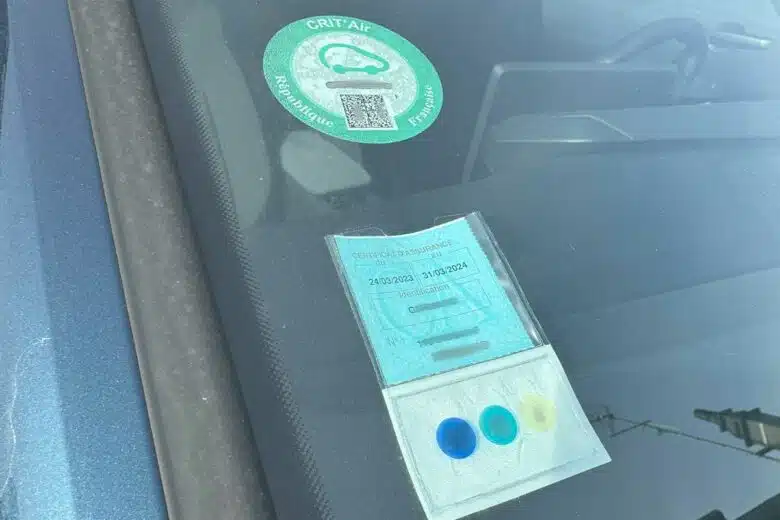 Un véhicule avec une ancienne carte verte.