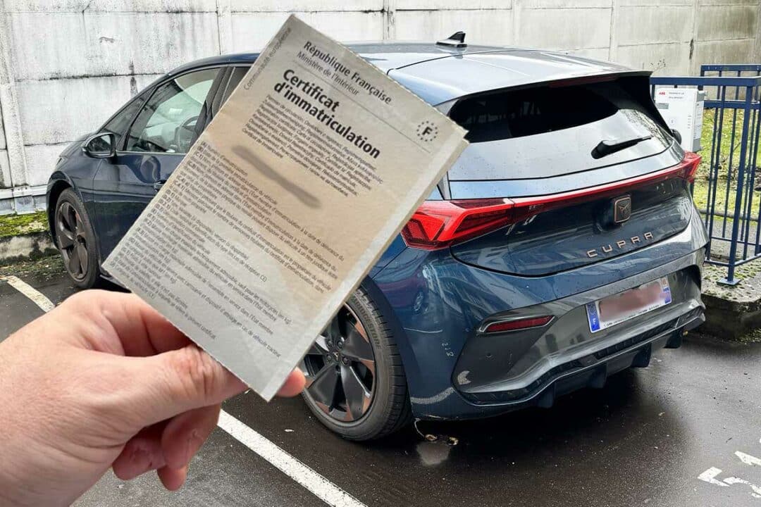 Une carte grise de voiture électrique.