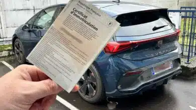 Une carte grise de voiture électrique.