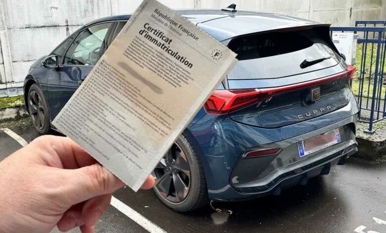 Une carte grise de voiture électrique.