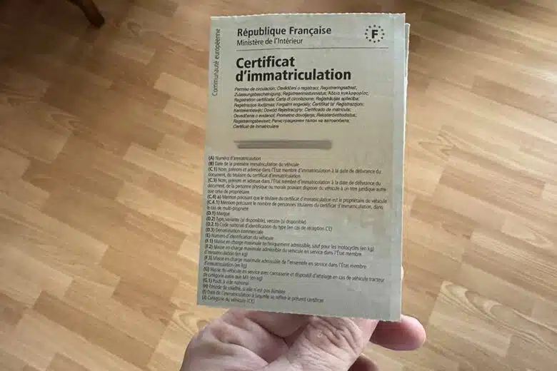 Une carte grise de véhicule électrique.