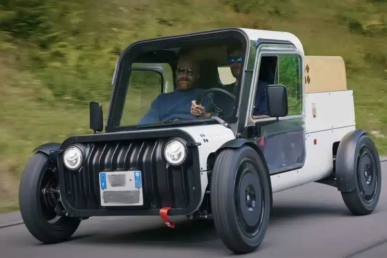 Un véhicule électrique aux allures rétro.