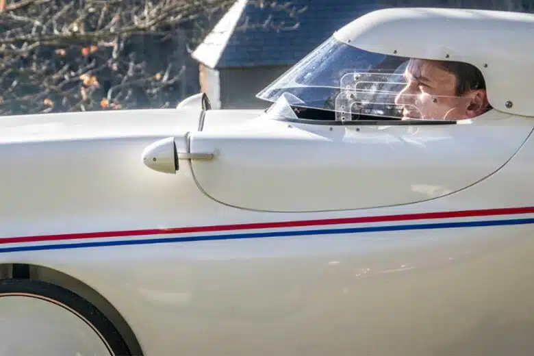 Un homme pilote un Vmobile.