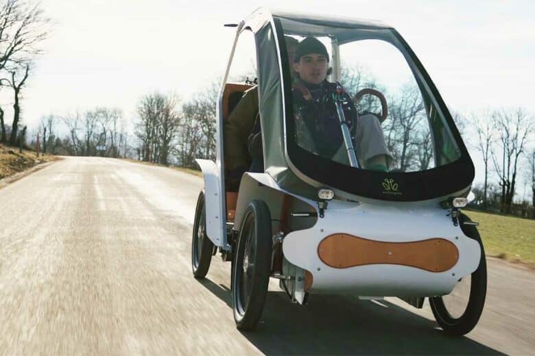 Un vélomobile circulant sur la route.