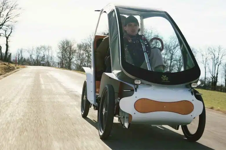Un vélomobile circulant sur la route.