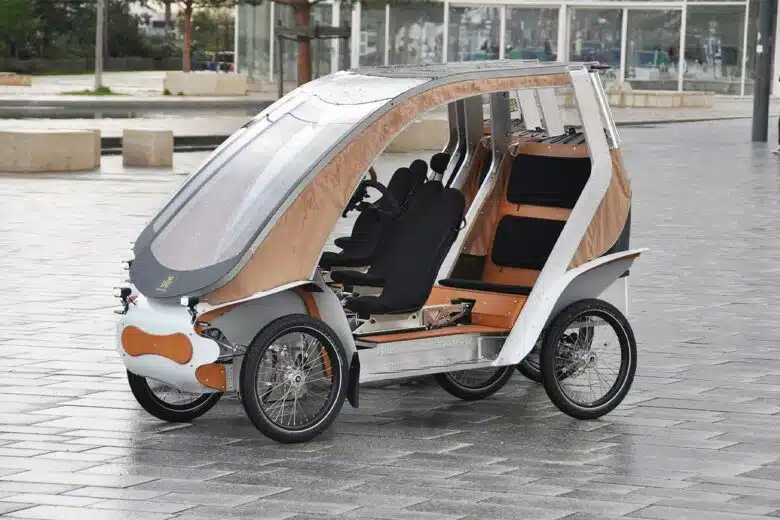 Un vélomobile, à mi-chemin entre un vélo et une voiturette.