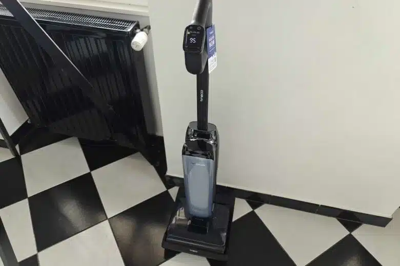 L'aspirateur sur sa base de recharge.