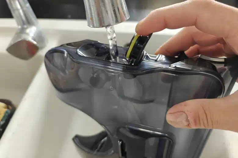 Le remplissage du réservoir d'eau propre.