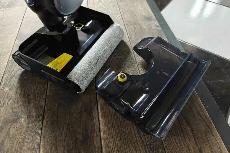 Le bac d'eau propre se positionne directement sur la tête de l'aspirateur.