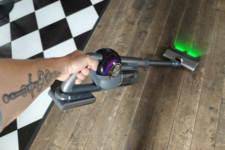 Test d'aspiration sur du parquet.