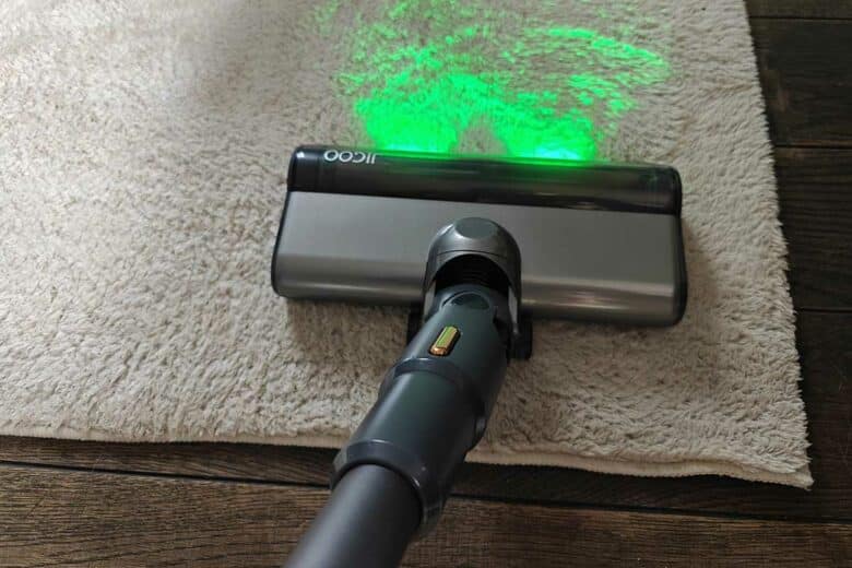 Test d'aspiration sur un tapis.