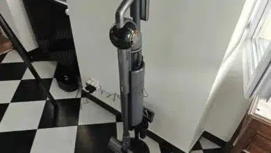 Test du JIGOO V700 Aspirateur sans fil avec station d'aspiration de 2,5 L.