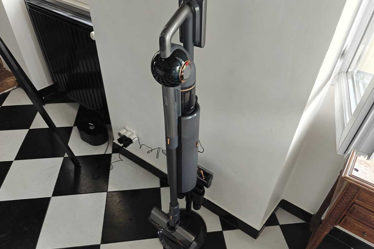 Test du JIGOO V700 Aspirateur sans fil avec station d'aspiration de 2,5 L.