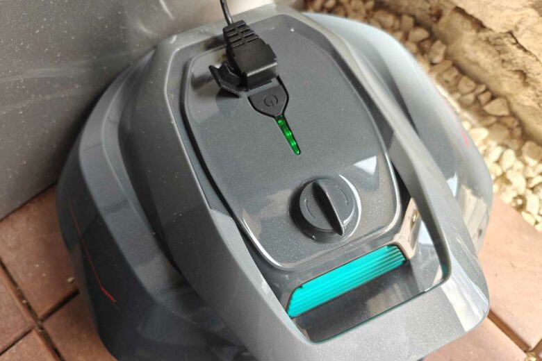 Le robot piscine en charge.
