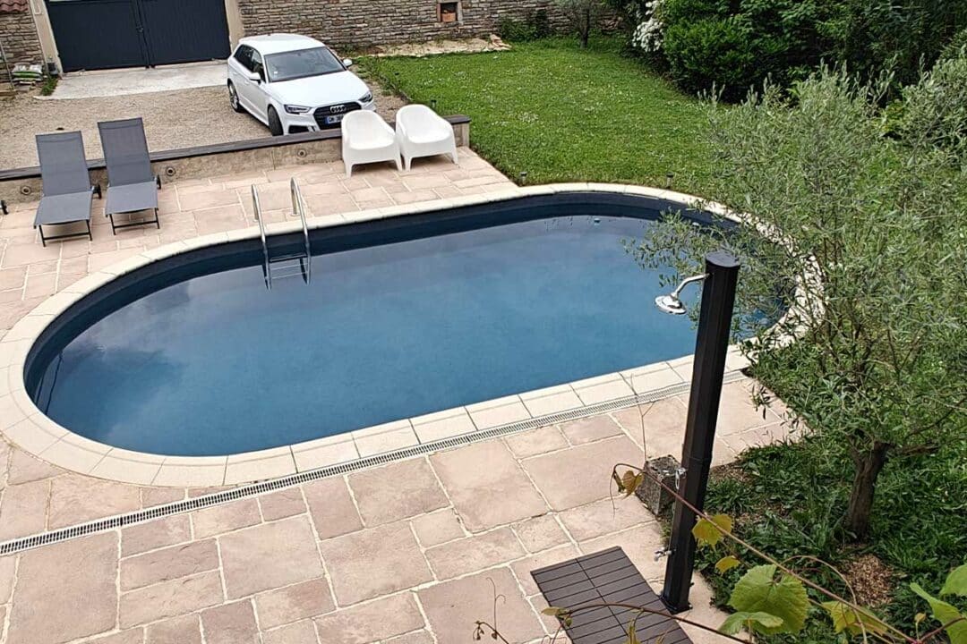 Une piscine dans le jardin.