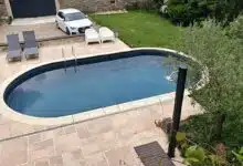 Une piscine dans le jardin.