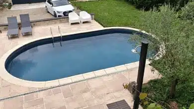 Une piscine dans le jardin.