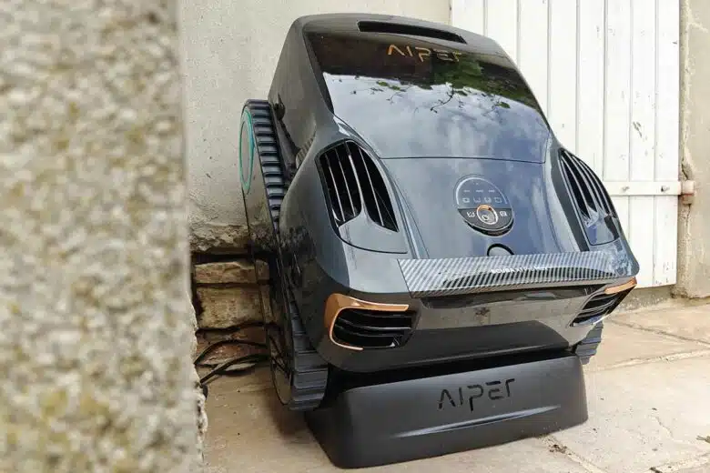 Le robot sur sa base de recharge sans fil.