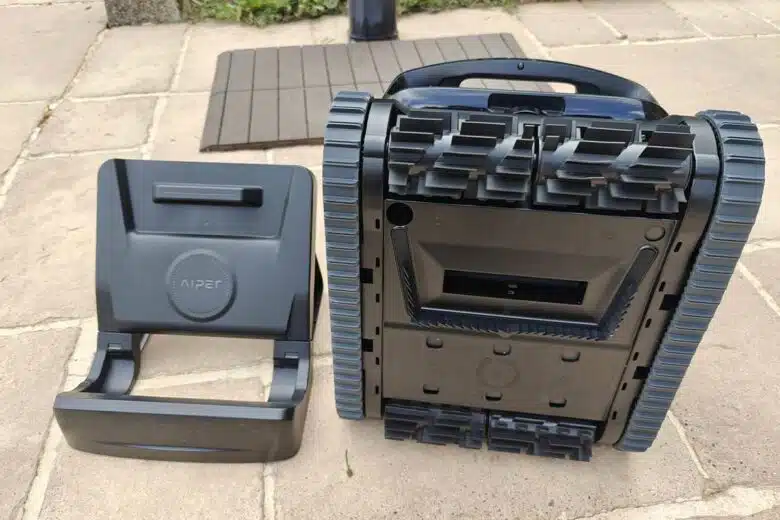 Le robot et sa base de recharge.