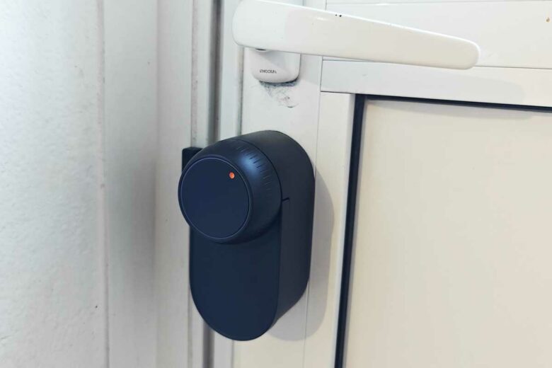 La serrure et le capteur installés sur la porte.