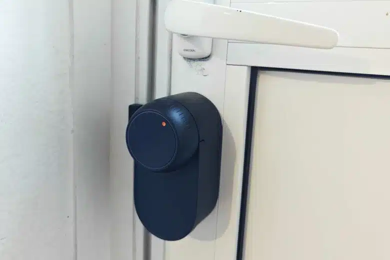La serrure et le capteur installés sur la porte.