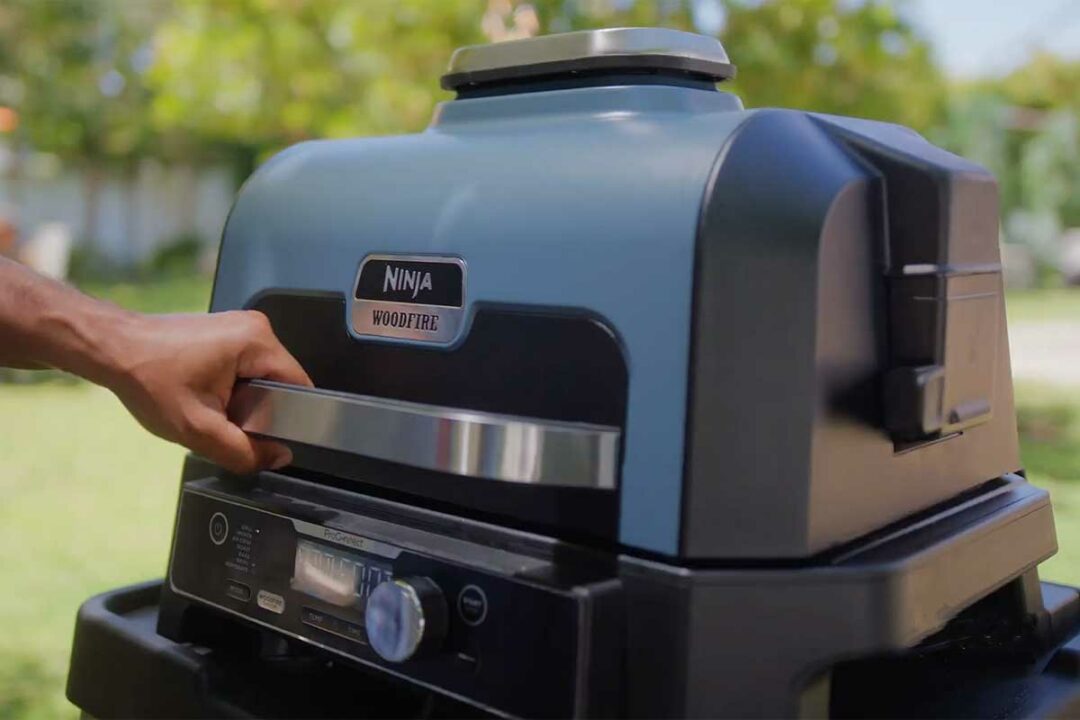 Le barbecue électrique Ninja Woodfire.