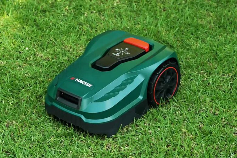 Un robot tondeuse de la gamme Parkside.
