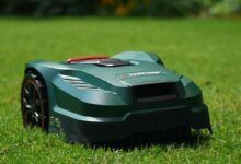 Un robot tondeuse Parkside s'occupe du jardin.