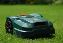 Un robot tondeuse Parkside s'occupe du jardin.