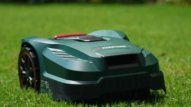 Un robot tondeuse Parkside s'occupe du jardin.