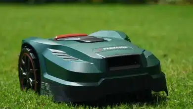 Un robot tondeuse Parkside s'occupe du jardin.
