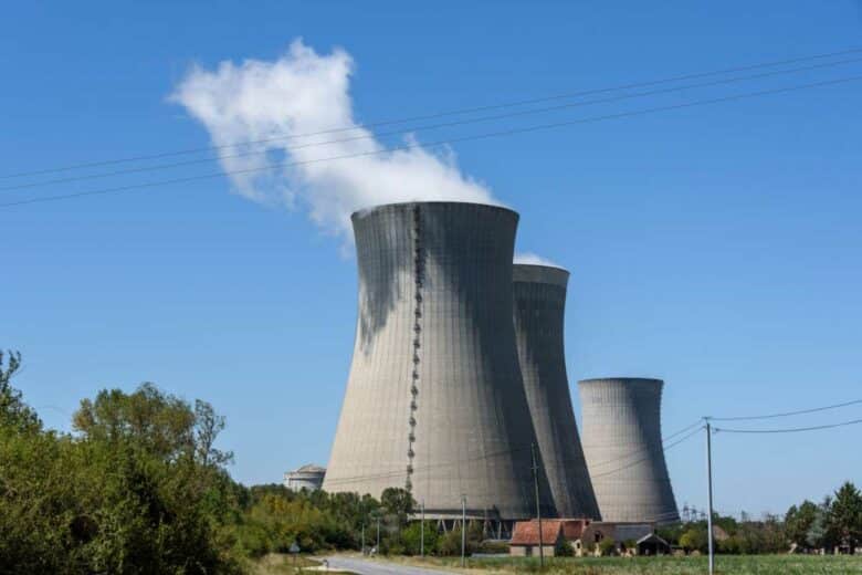 Des tours de refroidissement d'une centrale nucléaire.
