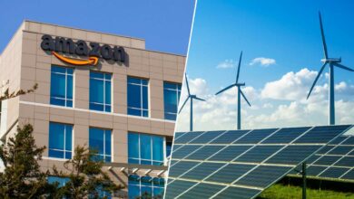 Un bâtiment Amazon et des moyens de production d'énergie renouvelable.