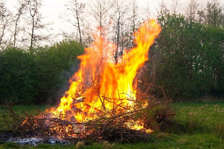 Un feu de branches.