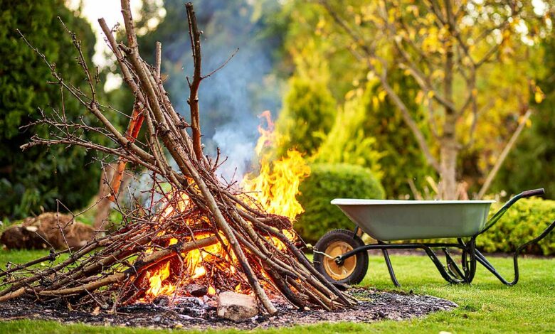 Un feu de déchets vert dans le jardin.
