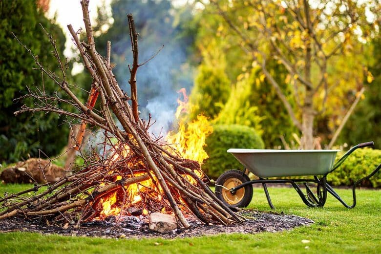 Un feu de déchets vert dans le jardin.