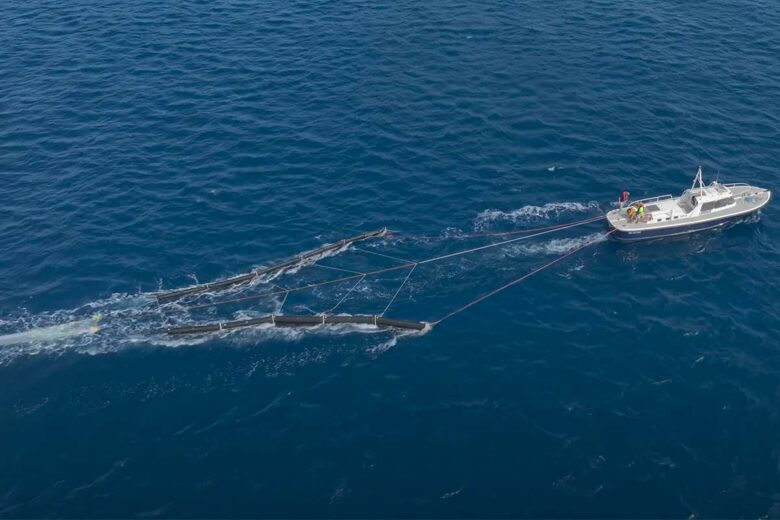 Des filets tractés par des bateaux pour récupérer des algues, et autres polluants dans l'eau.