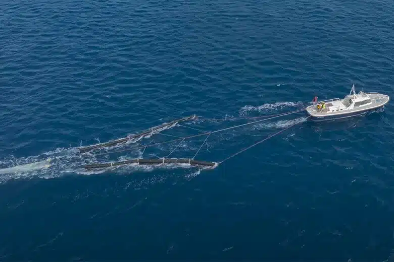 Des filets tractés par des bateaux pour récupérer des algues, et autres polluants dans l'eau.