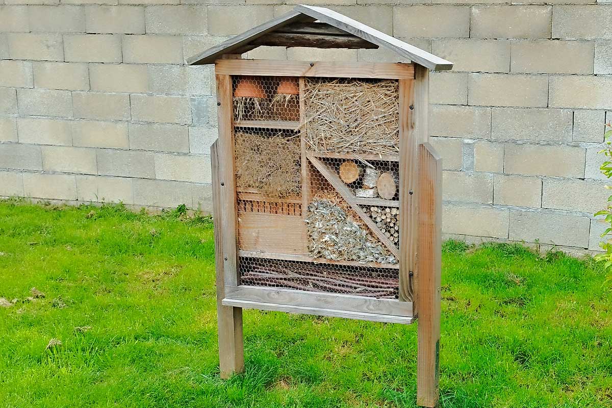 Un hôtel à insectes dans le jardin.