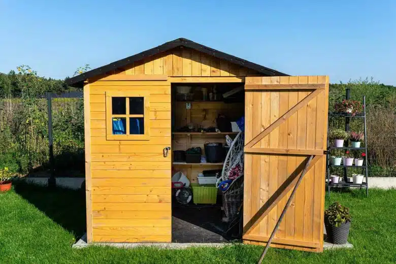 Un abri de jardin en bois installé.