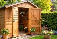 Un abri de jardin en bois.