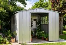 Un abri de jardin en métal.