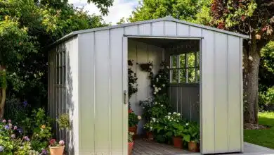 Un abri de jardin en métal.