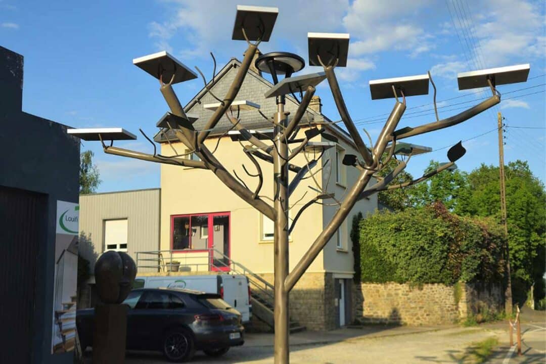 Un arbre avec des panneaux solaires.