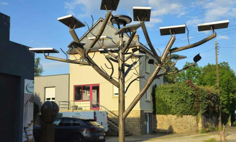 Un arbre avec des panneaux solaires.