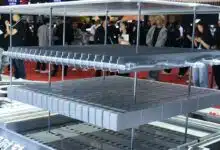 Une batterie de voiture électrique décomposée.