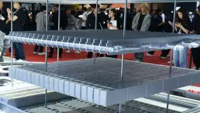 Une batterie de voiture électrique décomposée.