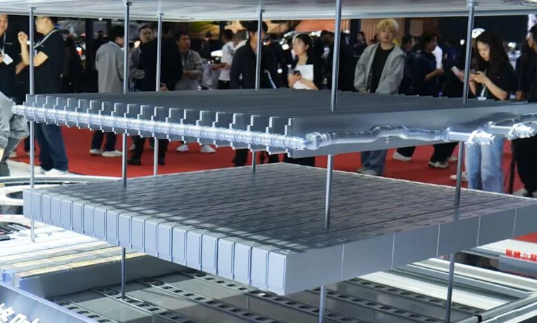 Une batterie de voiture électrique décomposée.