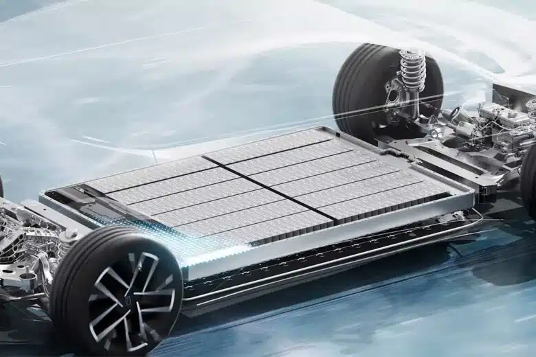 Batterie de voiture électrique au niveau du plancher.