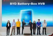 L'équipe de BYD et la dernière Battery-box HVB.